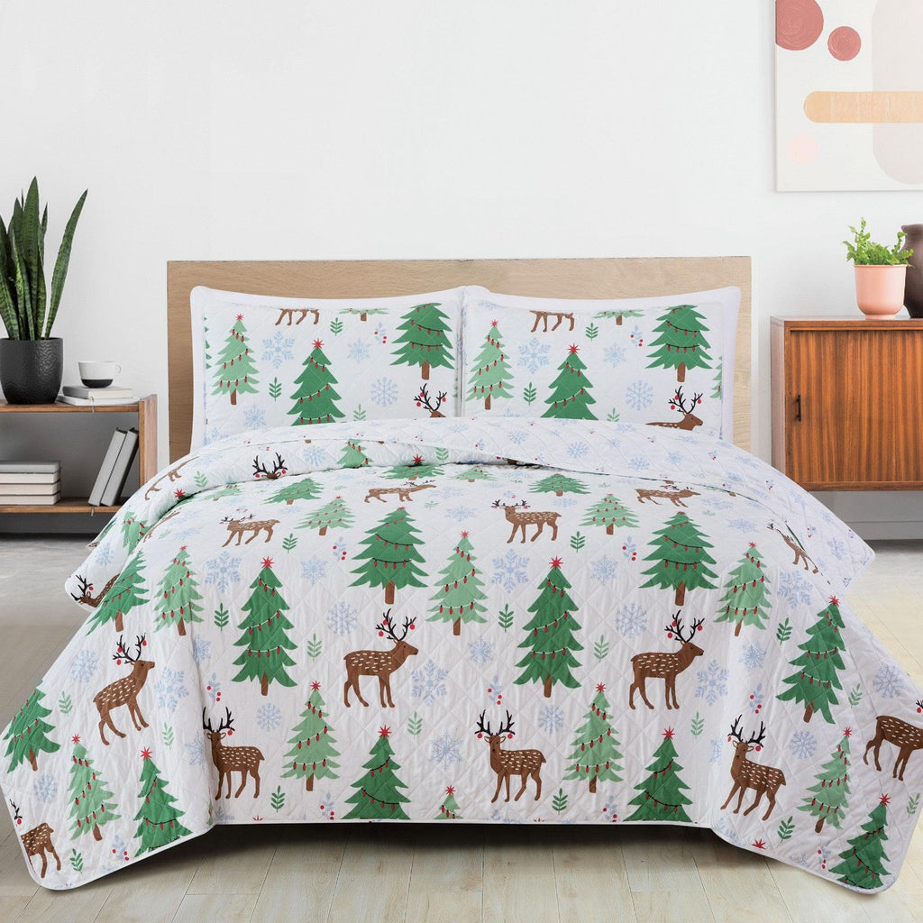 Great Bay Home Quilts Full / Queen / Deer / Trees / Snow 3-Piece Holiday Quilt - Holly Collection 3-Piece Holiday Winter Quilt Set丨Holly Collection by Great Bay Home
