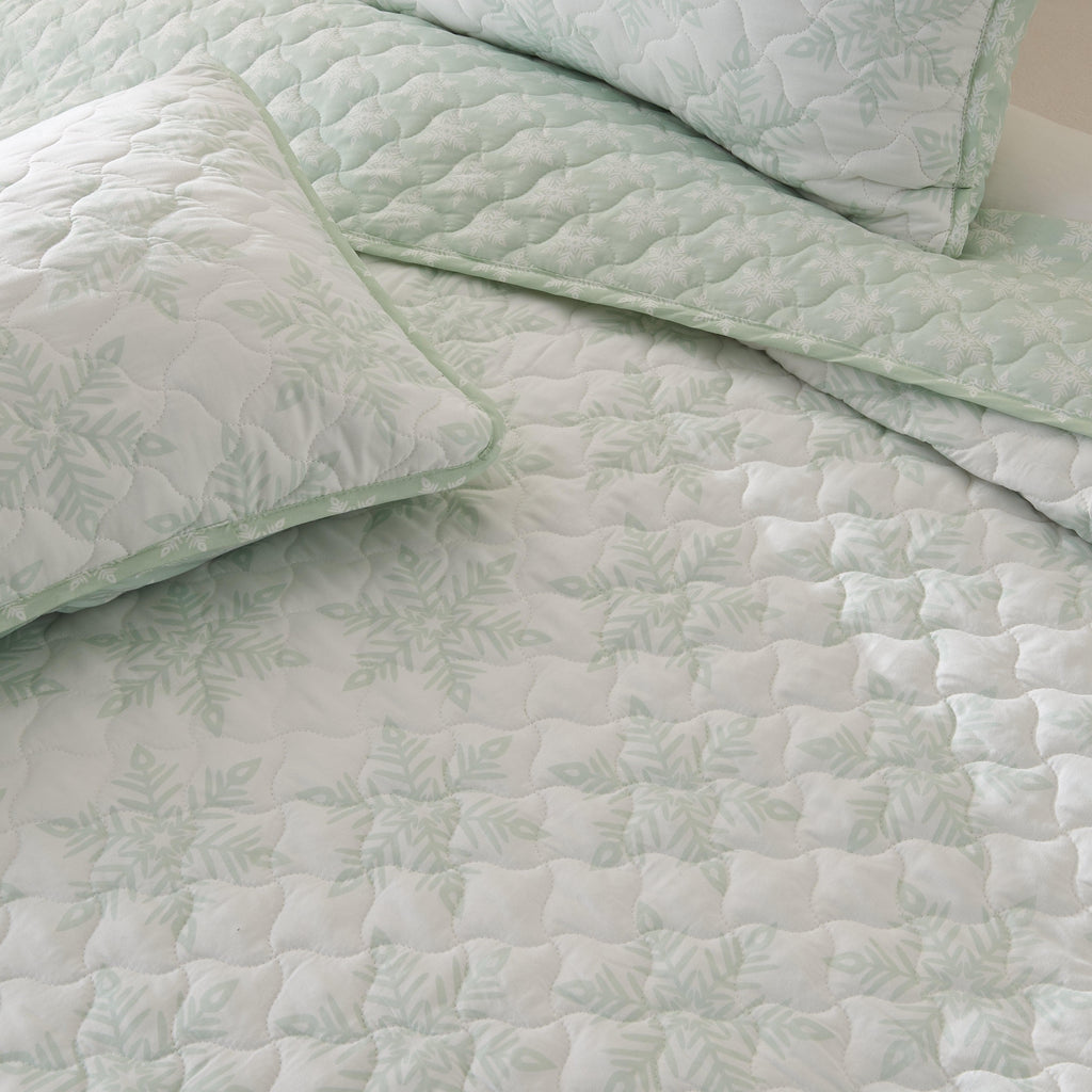 Great Bay Home 3 Piece Large Snowflake Quilt - Noemi Collection 3 Piece Large Snowflake Quilt Set | Noemi Collection by Great Bay Home