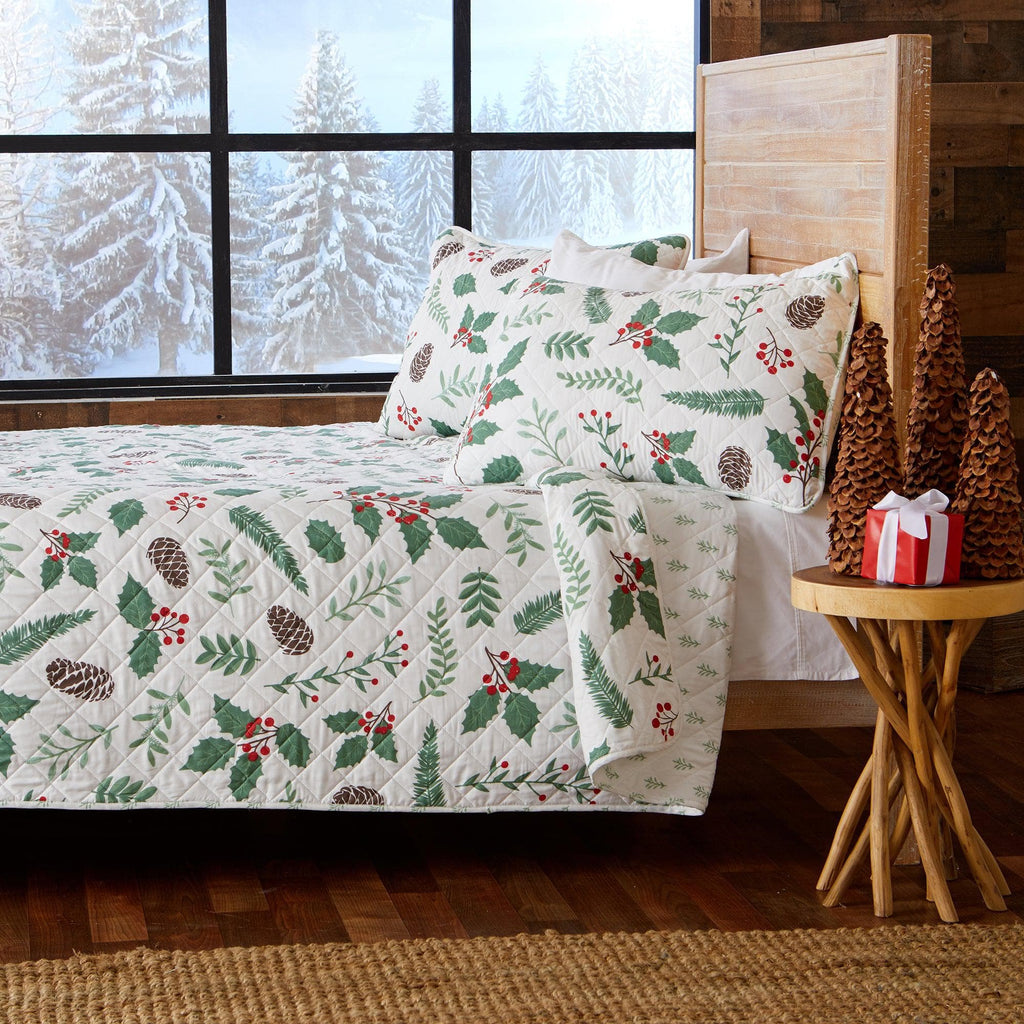 Great Bay Home 3 Piece Holiday Holly Quilt Set | Mistletoe Collection