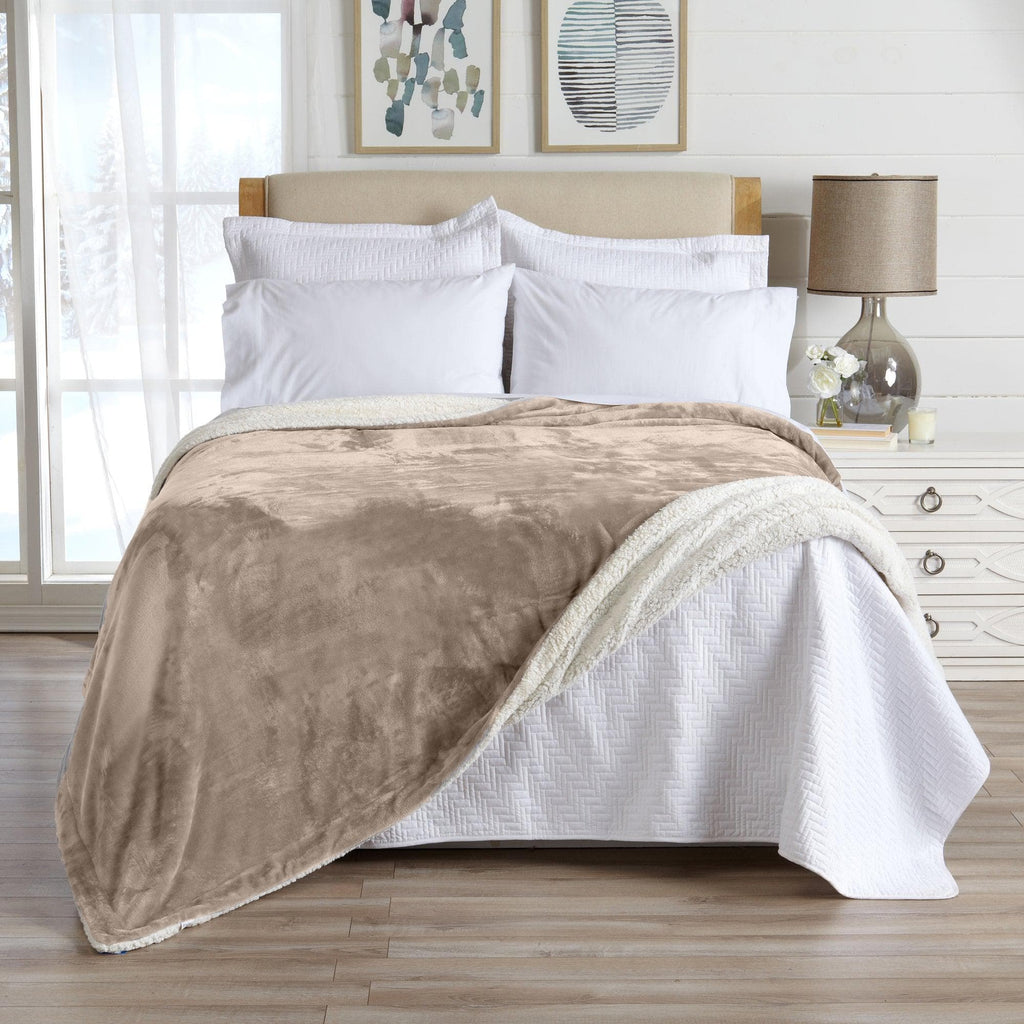 Great Bay Home Twin / Camel Velvet Plush Sherpa Luxury Bed Blanket - Kinsley Collection Velvet Plush Sherpa Luxury Bed Blanket - Kinsley Collection